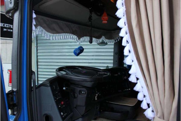 5-Teilig Set Blau Gardinen mit Weiß Bommeln UNIVERSAL GRÖSSE Alle Marken  Modelle Truck LKW Zubehör Dekoration Innenraum Vorhänge Plüsch Stoff :  : Auto & Motorrad