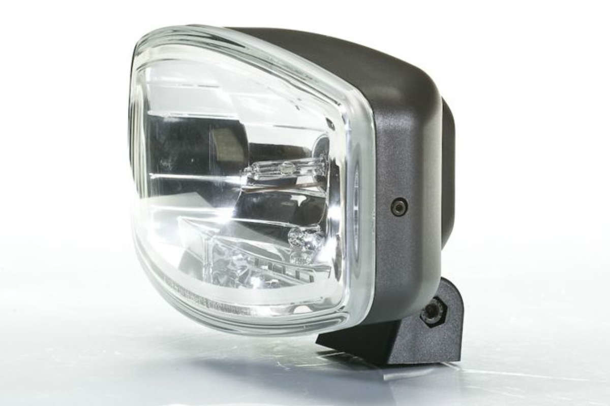 https://www.truckstyler-shop.de/media/image/product/169385/lg/lkw-zusatzscheinwerfer-hella-jumbo-320-ff-12-24v-fernscheinwerfer-ohne-positionslicht-175-klarglas.jpg